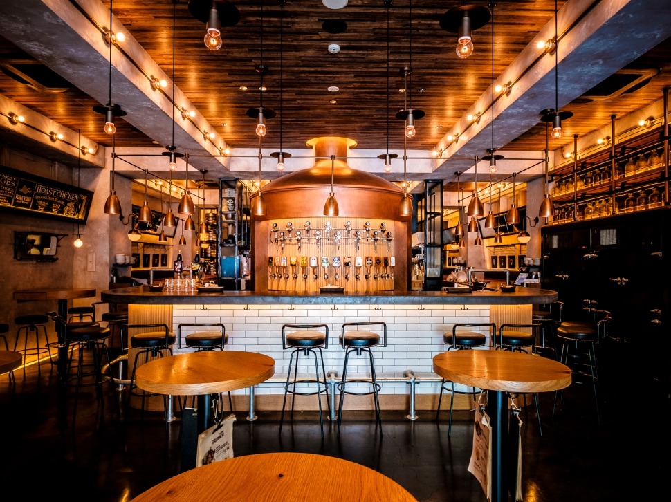 YONA YONA BEER WORKS恵比寿東口店、多数のタップが設置されたバーカウンター
