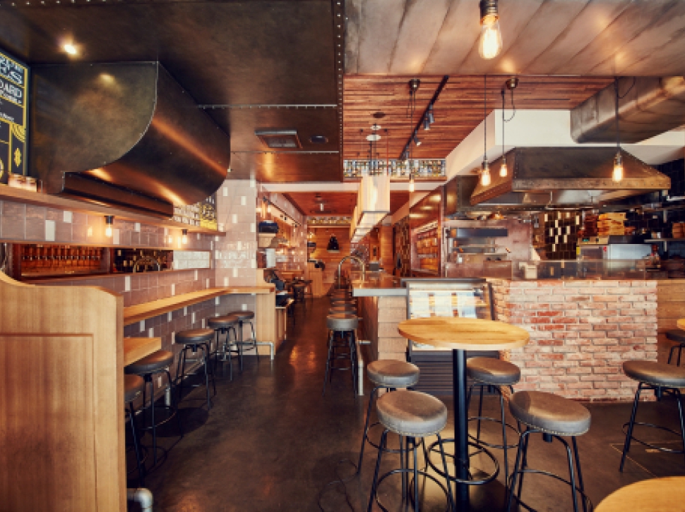 YONA YONA BEER WORKS神田店、レンガ造りのカウンターとオープンキッチンが特徴的な店内