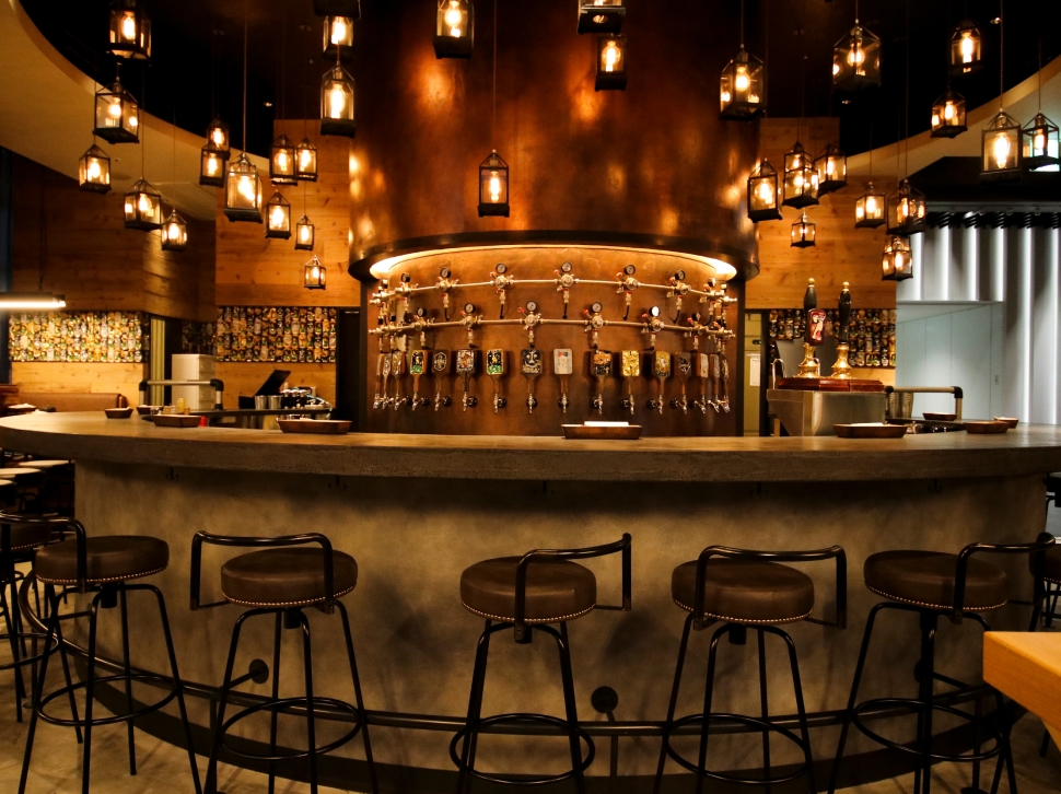 YONA YONA BEER WORKS新虎通り店、多数のタップが設置されたバーカウンター