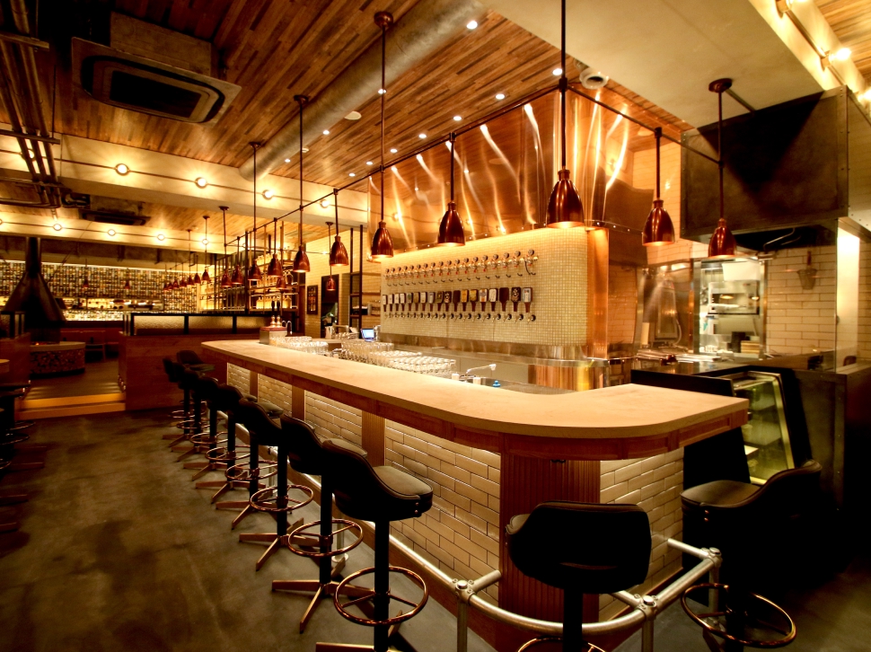 YONA YONA BEER WORKS新宿東口店、多数のタップが設置されたバーカウンター