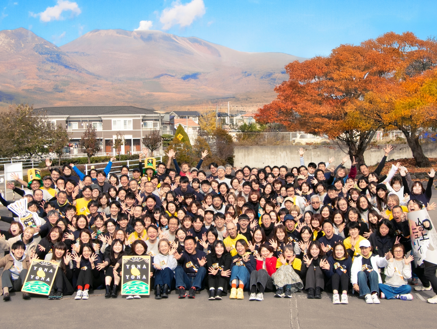 浅間山を背景にした、ヤッホーブルーイングのスタッフ集合写真