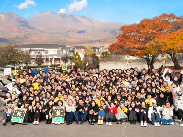 浅間山を背景にした、ヤッホーブルーイングのスタッフ集合写真