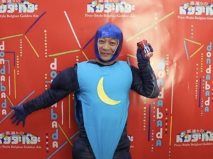 裏通りのドンダバダのコスプレをする「てんちょ」