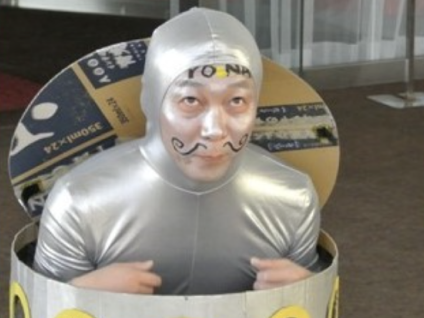 缶のコスプレをする「てんちょ」
