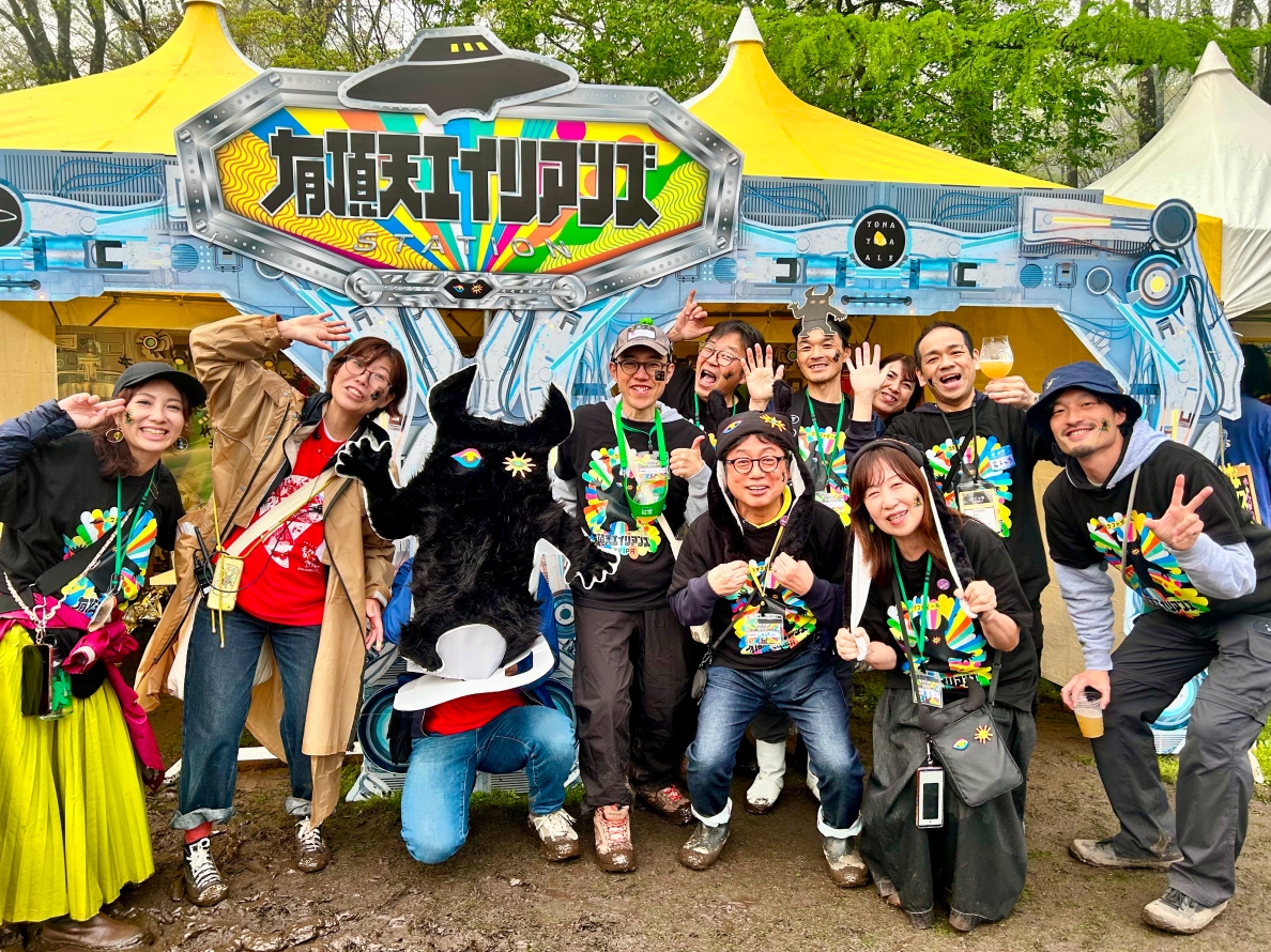屋外でのイベント集合写真