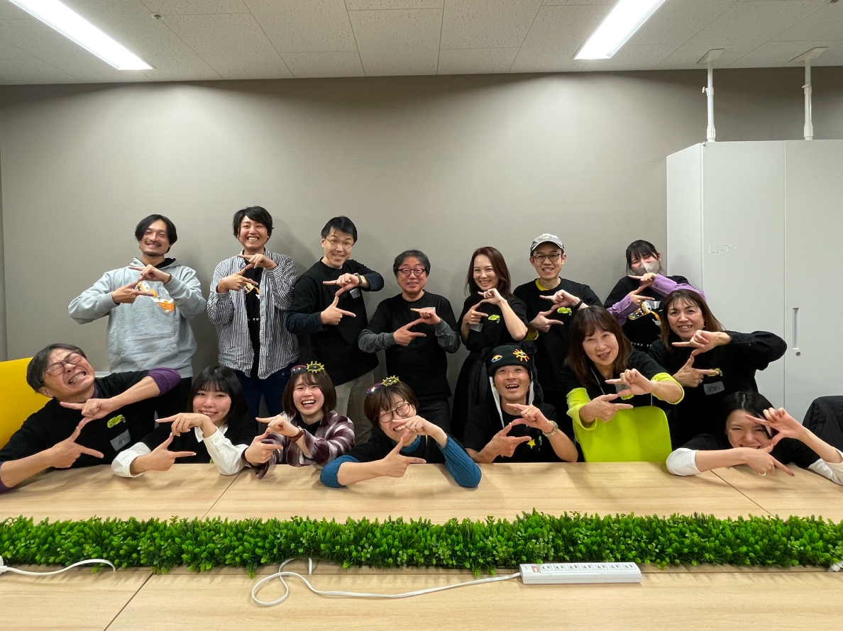会議室でのイベント集合写真