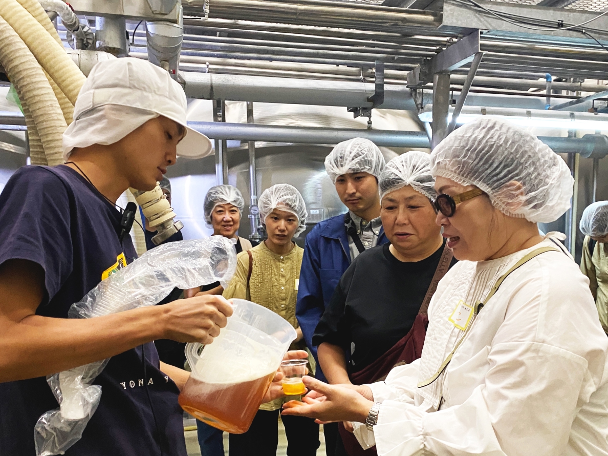 醸造所見学、試飲の様子