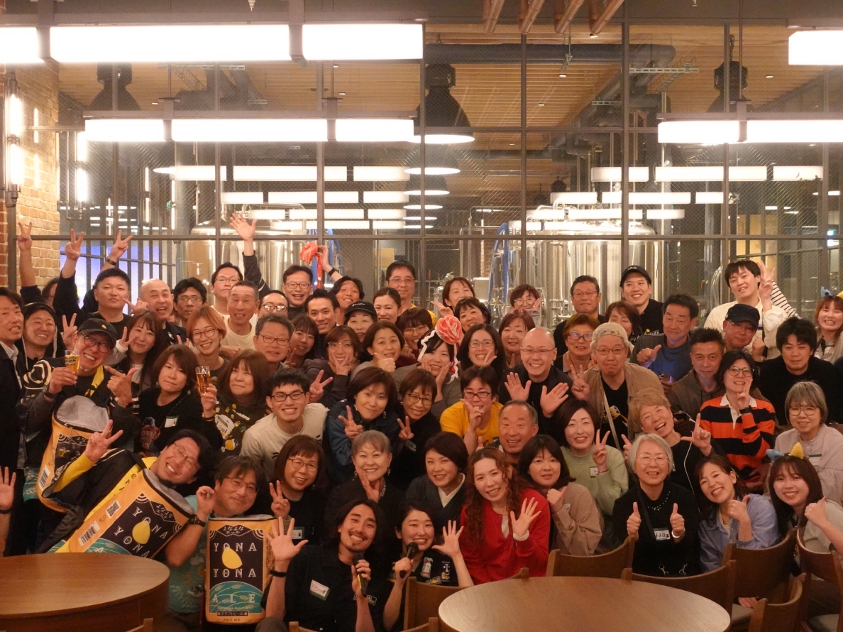 醸造施設の前でのイベント集合写真