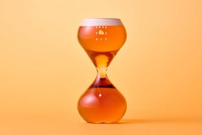 砂時計をモチーフにしたビールをゆっくりのむグラス「ゆっくりビアグラス」