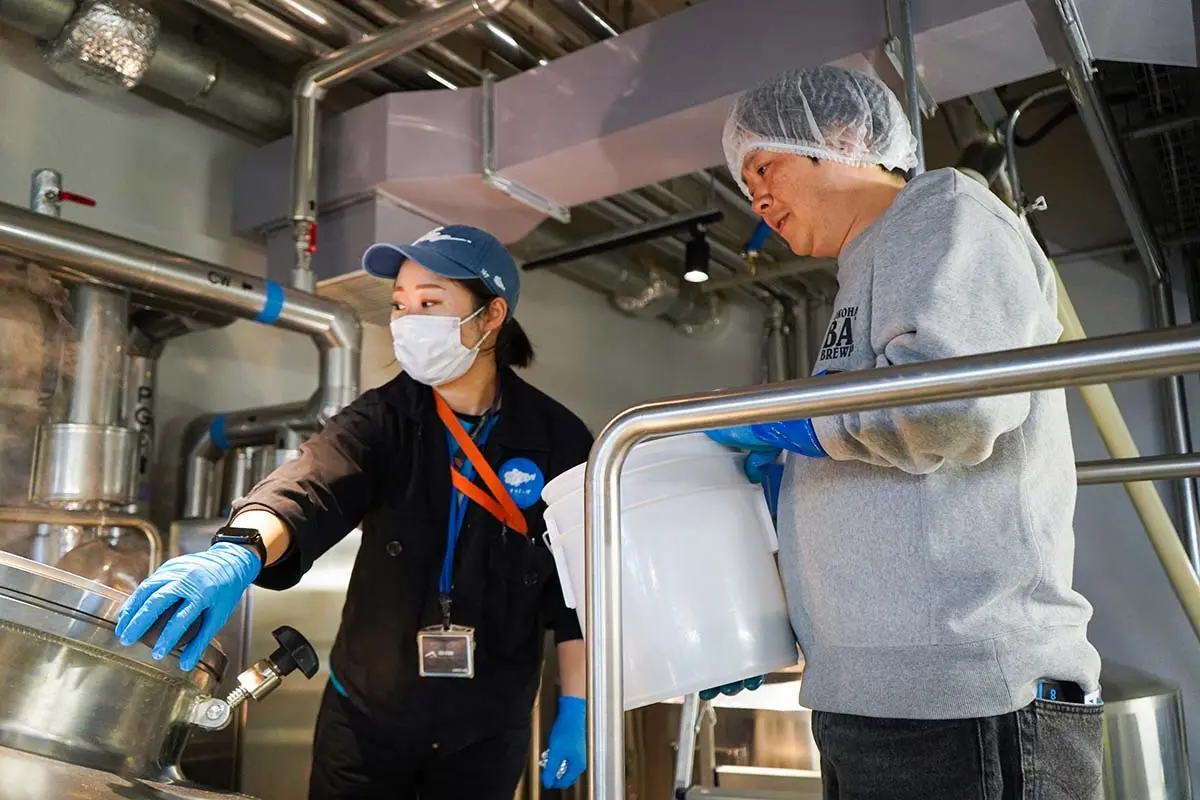 そらとしばでのビール仕込みの様子