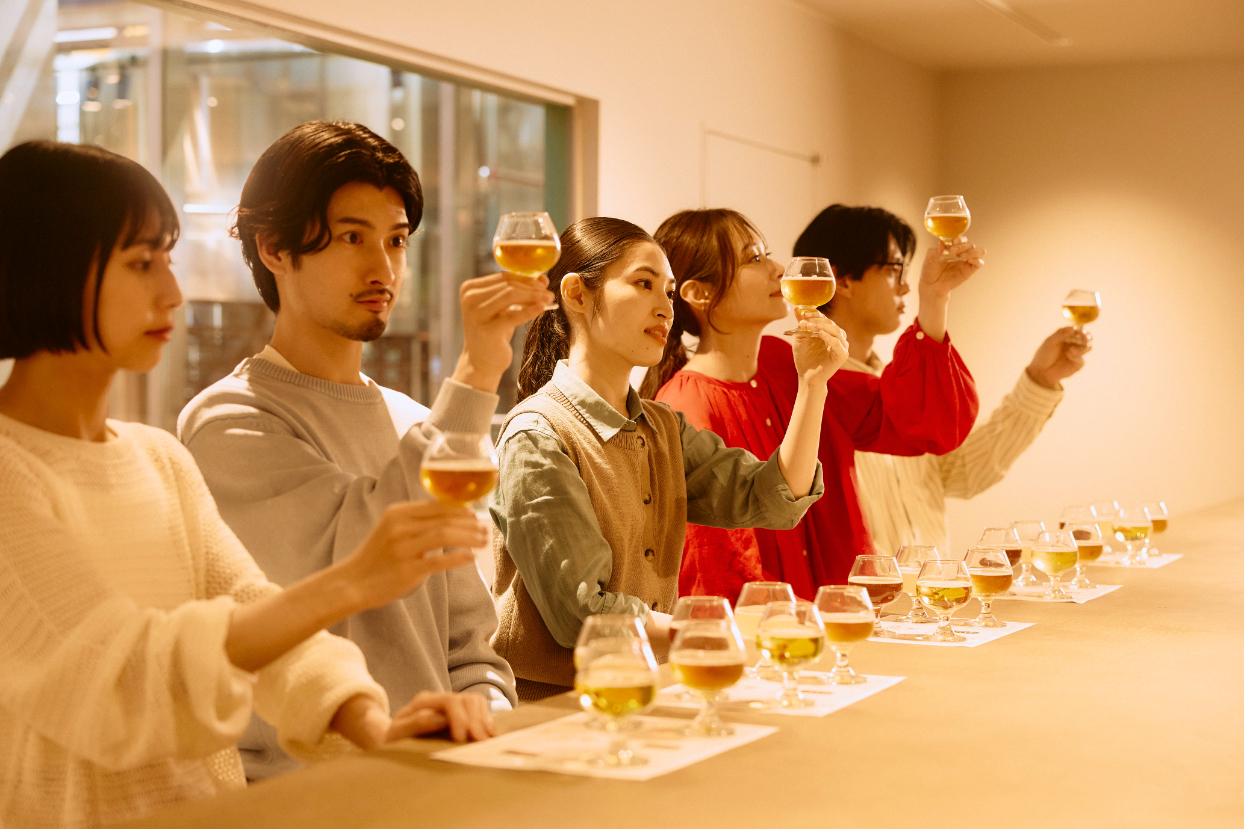 ツアーでテイスティングしている様子