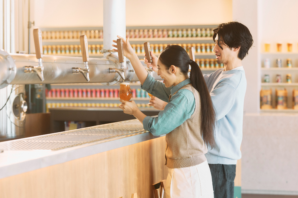 よなよなビアライズでビールを注いでいる様子