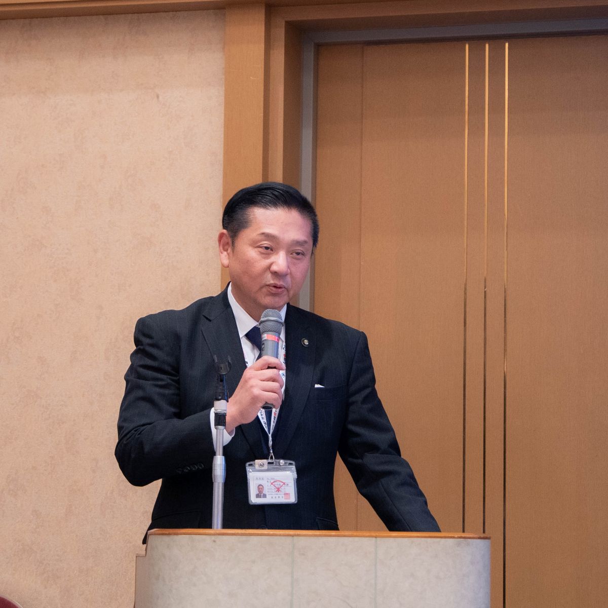 イベントでコメントをする泉佐野市の千代松大耕市長