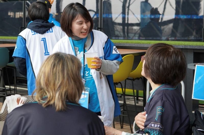 過去にそらとしばで実施したイベント「そらとしばの球宴」でスタッフとお客さんが談笑している様子