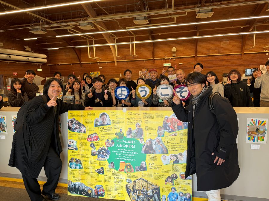 ヤッホーブルーイングオフィスにて集合写真撮影している様子