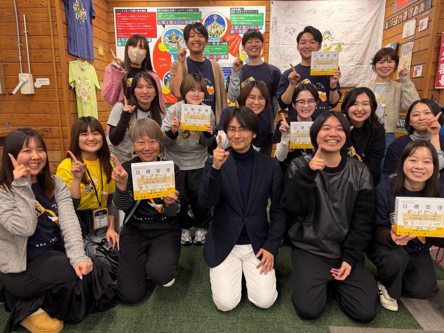 ボードゲームをもって参加者が集合写真を撮影している様子