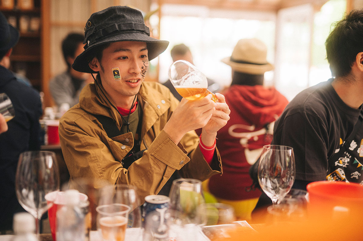 飲み比べセミナーのイメージでビールを楽しんでいる様子