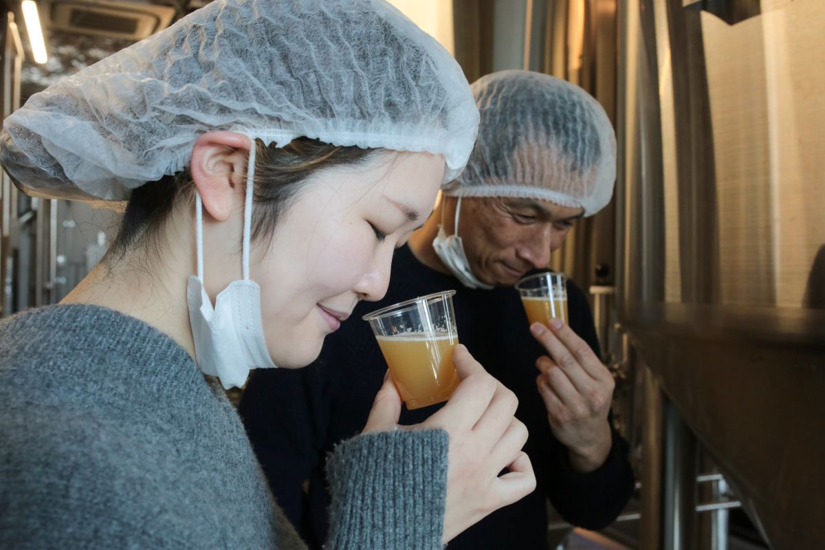 醸造所内でビールの香りをかいでいる様子