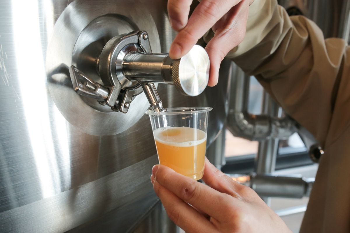 ビールのタンクからビールを注いでいる様子