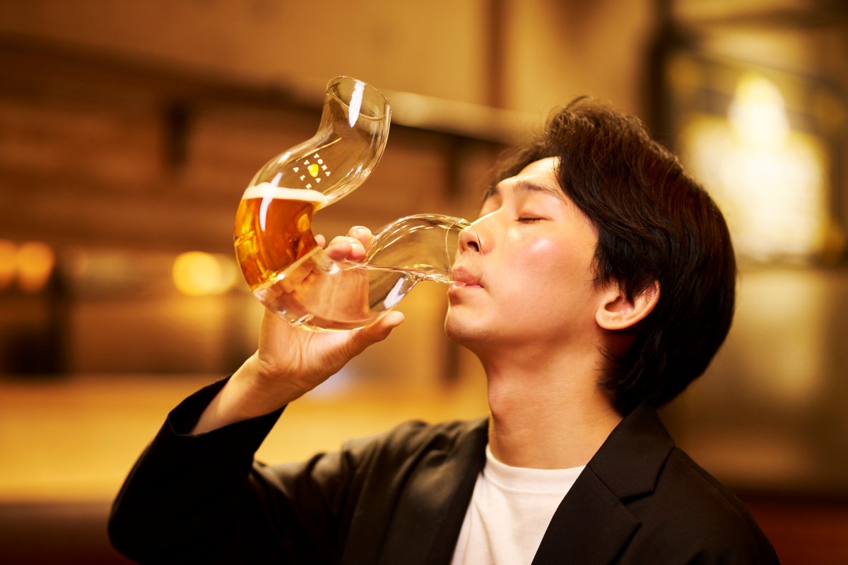 ふらつくビアグラスで水を飲んでいる人の様子