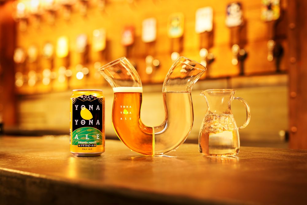 ふらつくビアグラスとよなよなエール缶、水の入ったピッチャーが並んでいる写真