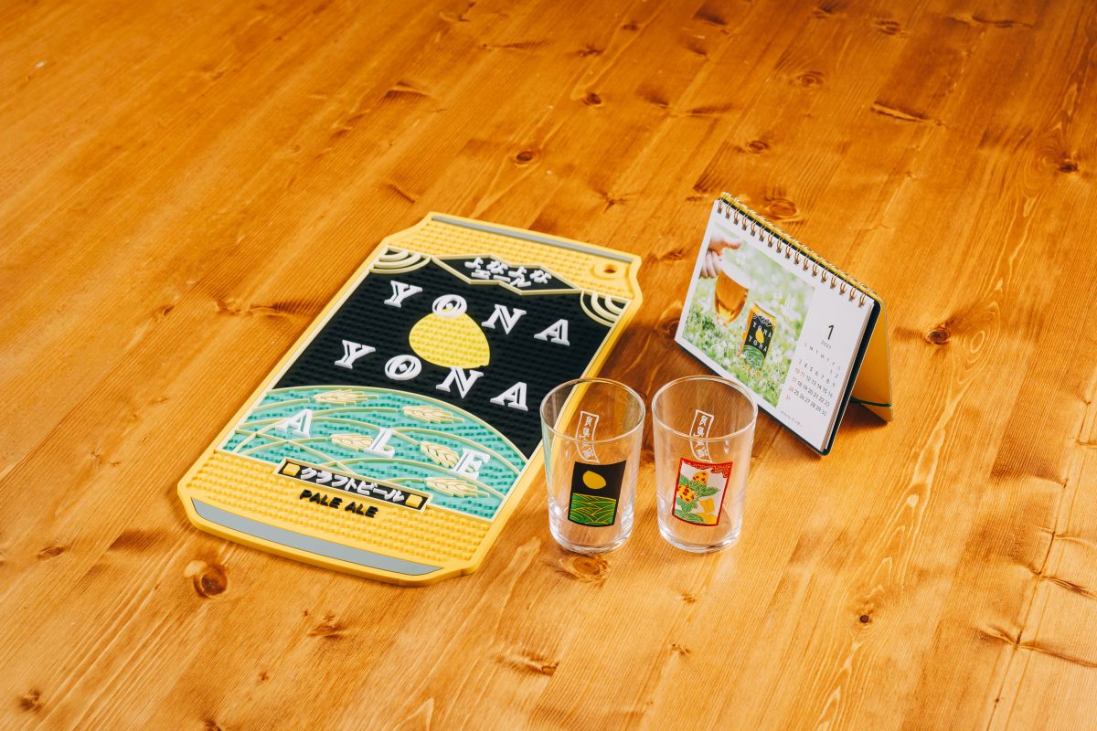 よなよなエールのバーマットと花札を模したグラス2種とオリジナル卓上カレンダーが並んでいる様子