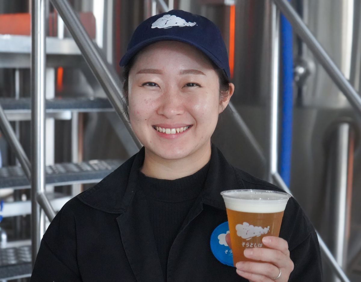 ビールを持っているそらとしばのブルワーまれみん