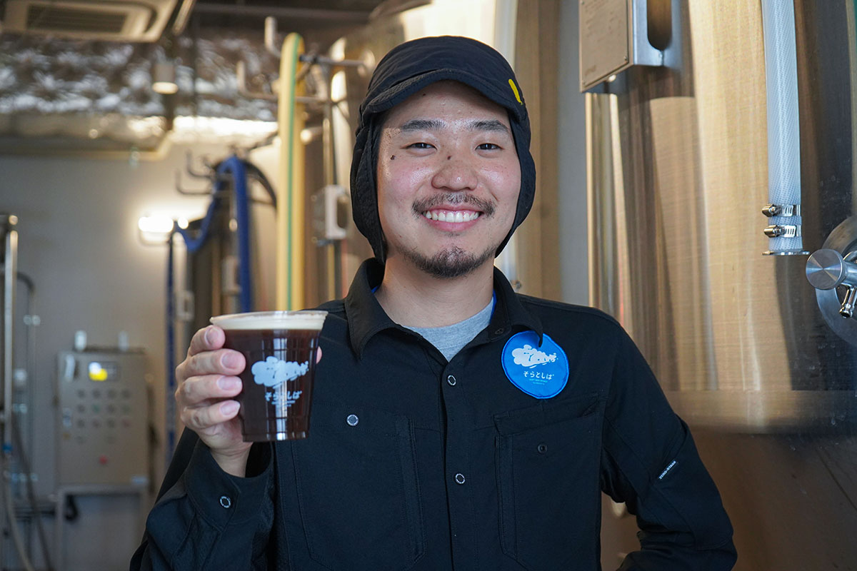 ビールを持っているそらとしばのブルワーみたぱん