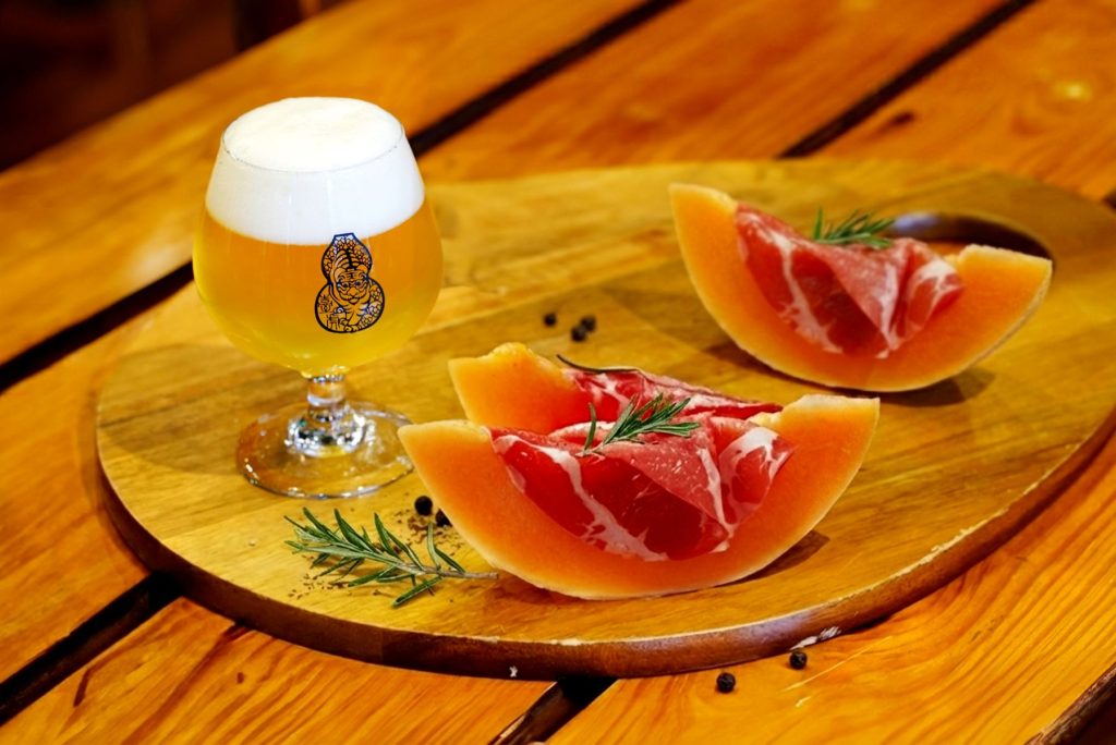 Taihu Brewingで提供する生ハムメロンのような味わいのビール、横に実際の生ハムメロンを並べた写真