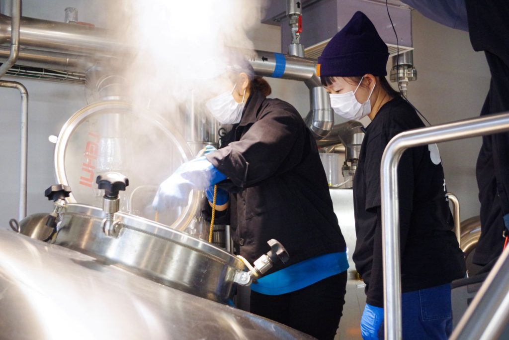 そらとしば by よなよなエールでブルワー2人がビール仕込みをしている様子