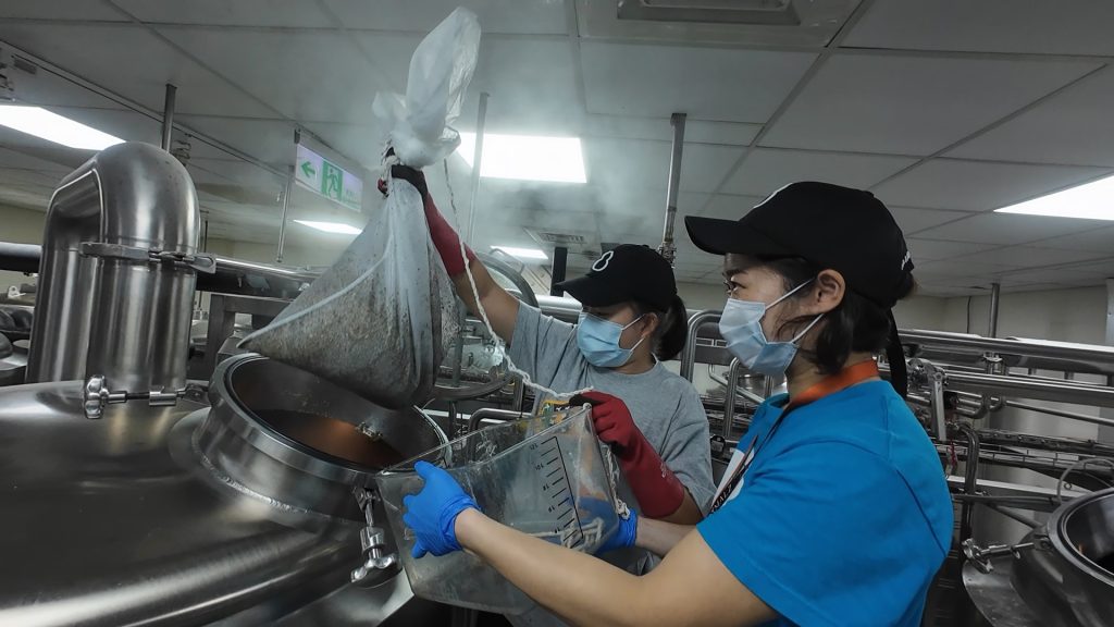 Taihu Brewingでブルワー2人がビールの仕込みをしている様子