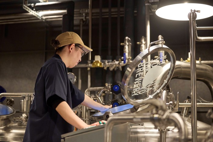 YONA YONA TOKYO BREWERYの醸造所内で作業をしているブルワーの様子