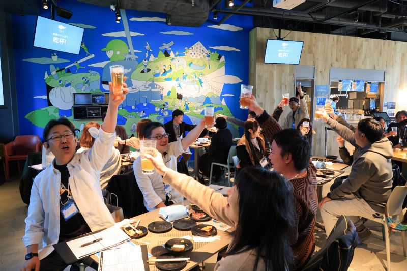 過去に実施したそらとしば宴で参加者が乾杯している様子