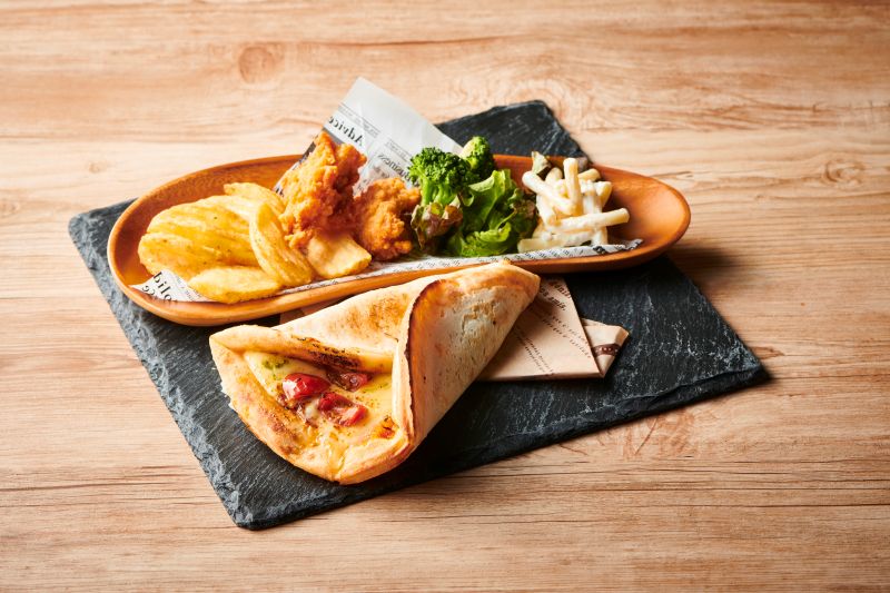 非試合日限定のロールピザセット。ロールピザのほかにフライドポテトや唐揚げがのったワンプレート。