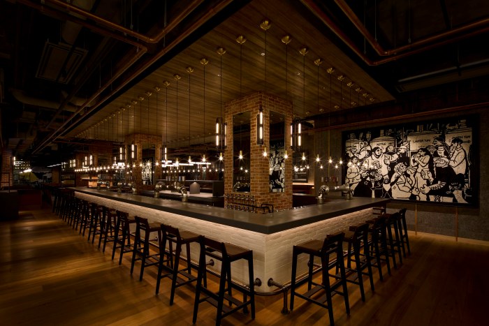 YONA YONA TOKYO BREWERYの中心にあるアイランドバーの様子