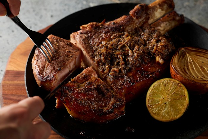 骨付き国産豚800gを切り分けている様子