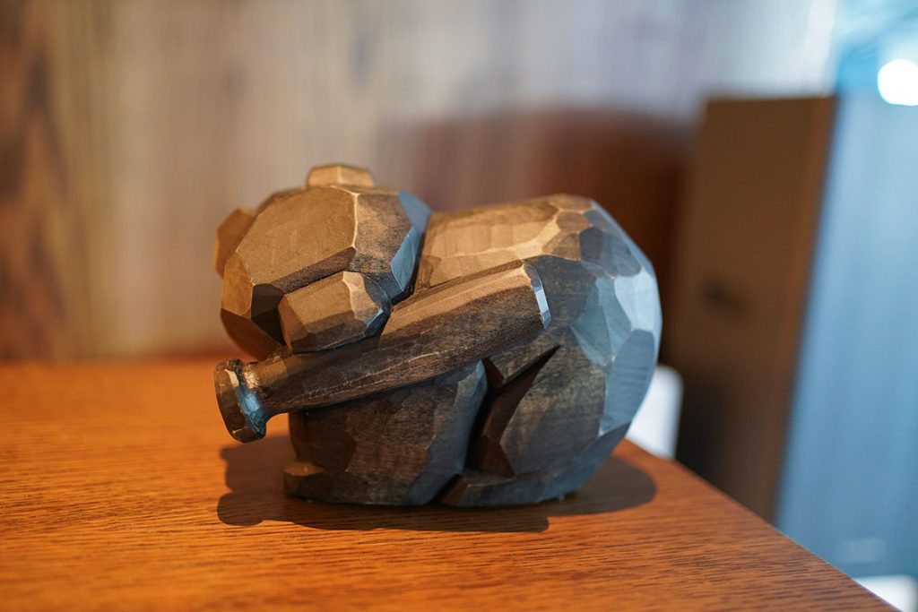 部屋内に置いてあるバットを加えた木彫りの熊