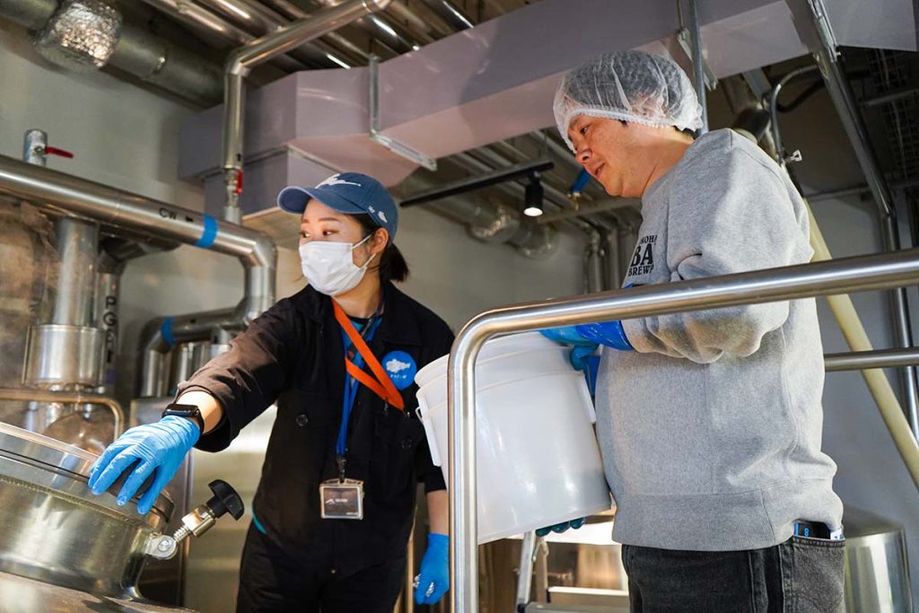 そらとしばでのビール仕込みの様子
